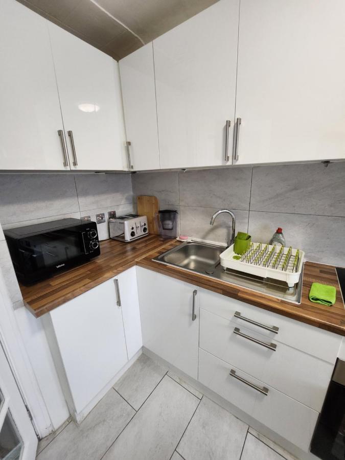 12 Minutes To Central London Kings Cross, 6 Minutes Walks To The Train Station - Free Parking 3 Bed 2 Bath Fully Refurbished Flat No Party Or Gathering Allowed Exterior foto