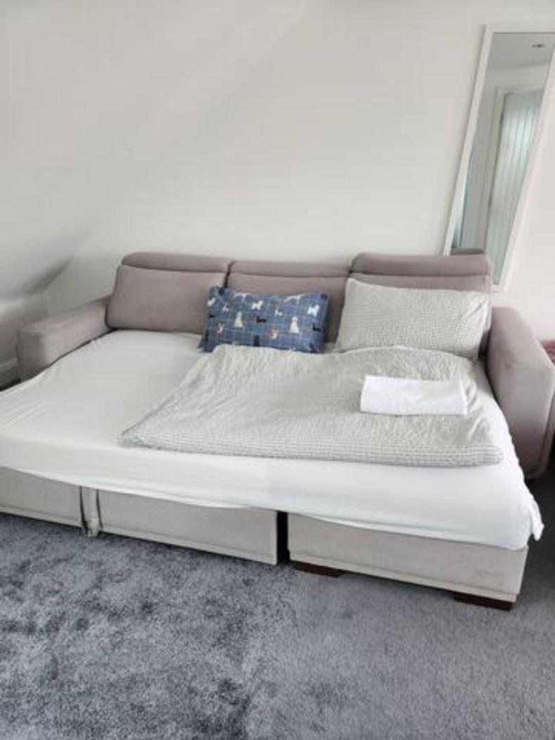 12 Minutes To Central London Kings Cross, 6 Minutes Walks To The Train Station - Free Parking 3 Bed 2 Bath Fully Refurbished Flat No Party Or Gathering Allowed Exterior foto