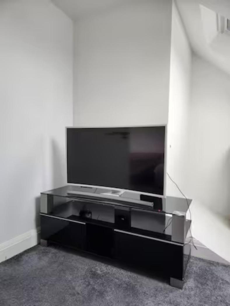 12 Minutes To Central London Kings Cross, 6 Minutes Walks To The Train Station - Free Parking 3 Bed 2 Bath Fully Refurbished Flat No Party Or Gathering Allowed Exterior foto