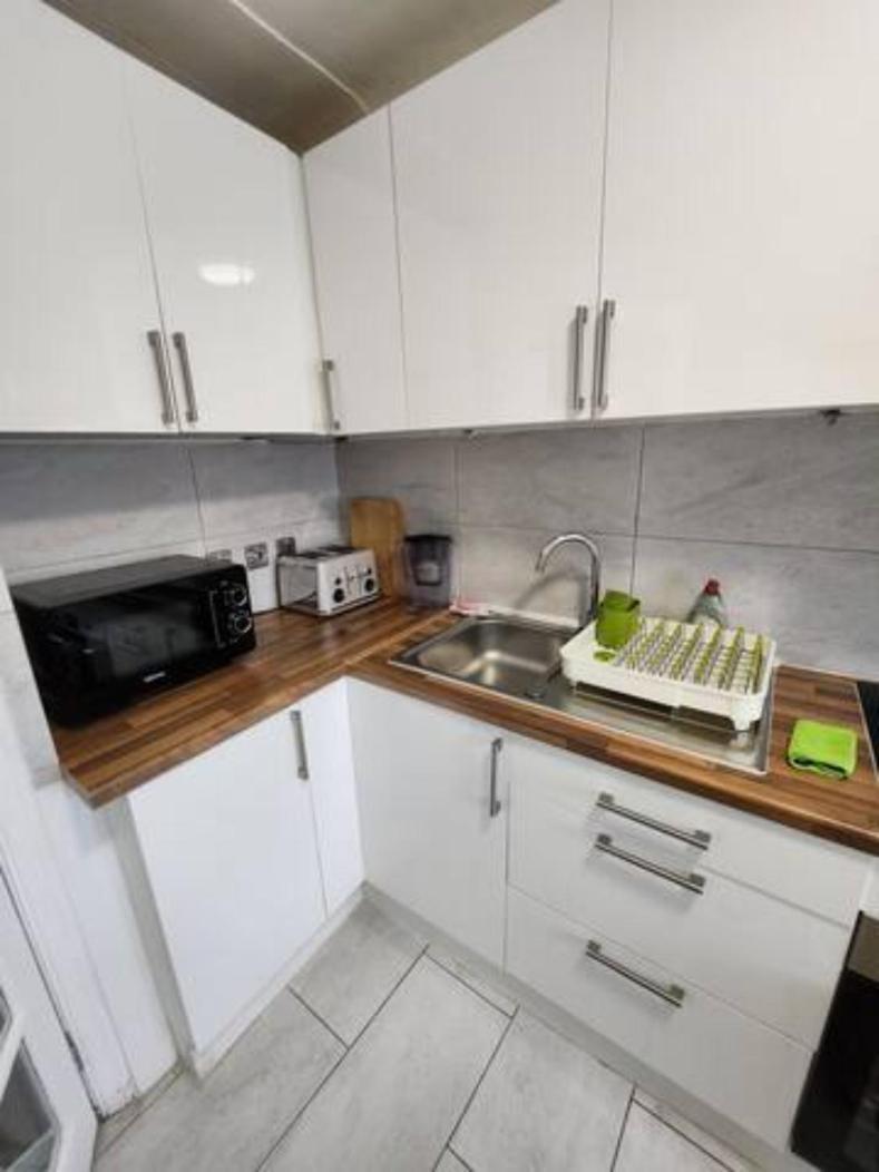 12 Minutes To Central London Kings Cross, 6 Minutes Walks To The Train Station - Free Parking 3 Bed 2 Bath Fully Refurbished Flat No Party Or Gathering Allowed Exterior foto